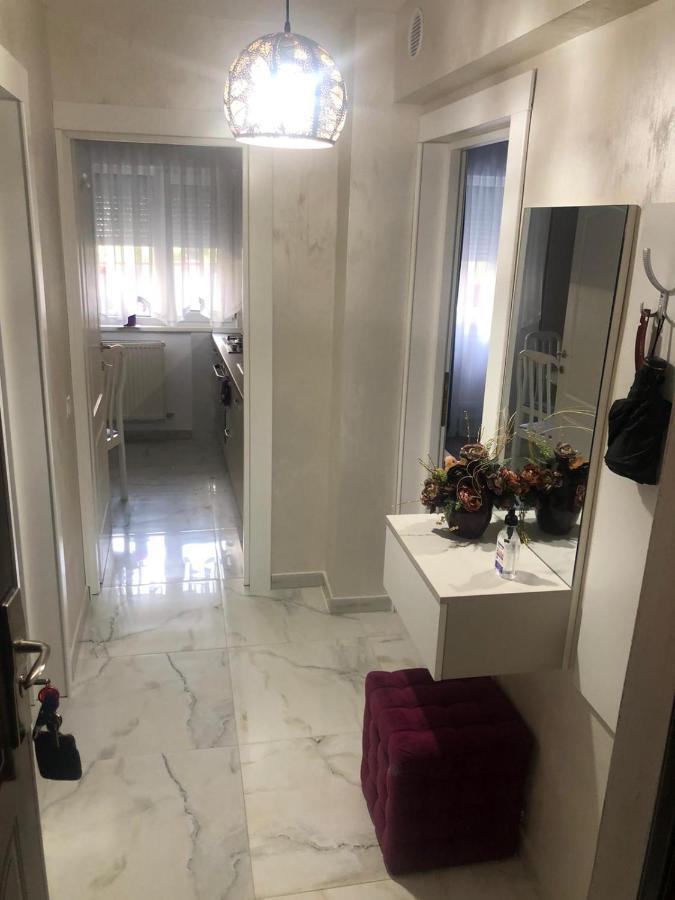 Tudor Apartment Brăila Eksteriør bilde